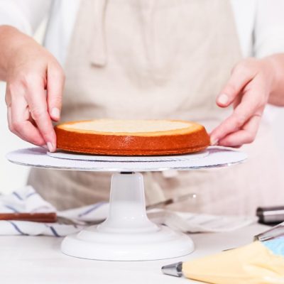 Plateau tournant : le compagnon idéal pour des layer cakes parfaits